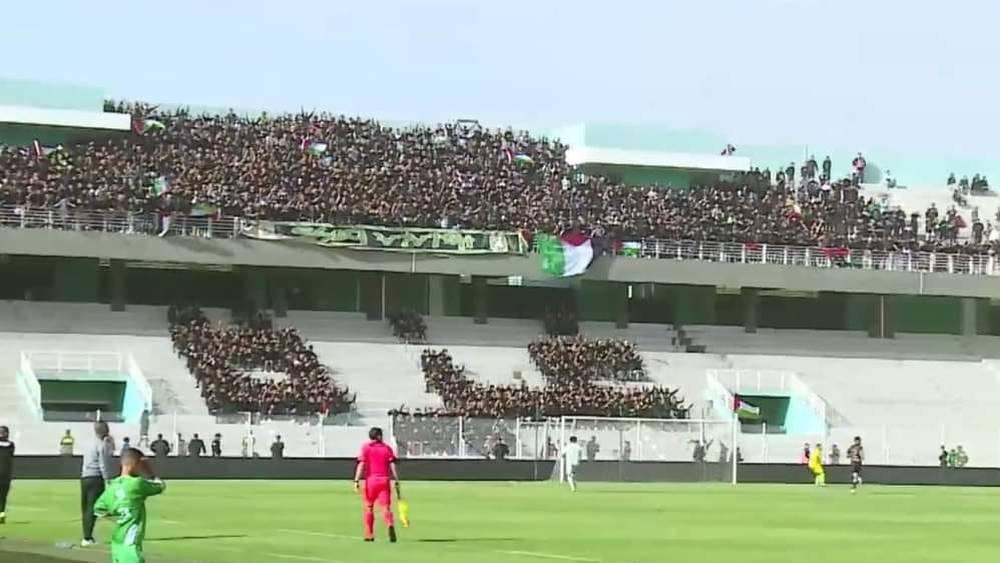 فصيل "حلالة بويز" يتضامن مع الشعب الفلسطيني خلال مواجهة النادي القنيطري وأمل تزنيت