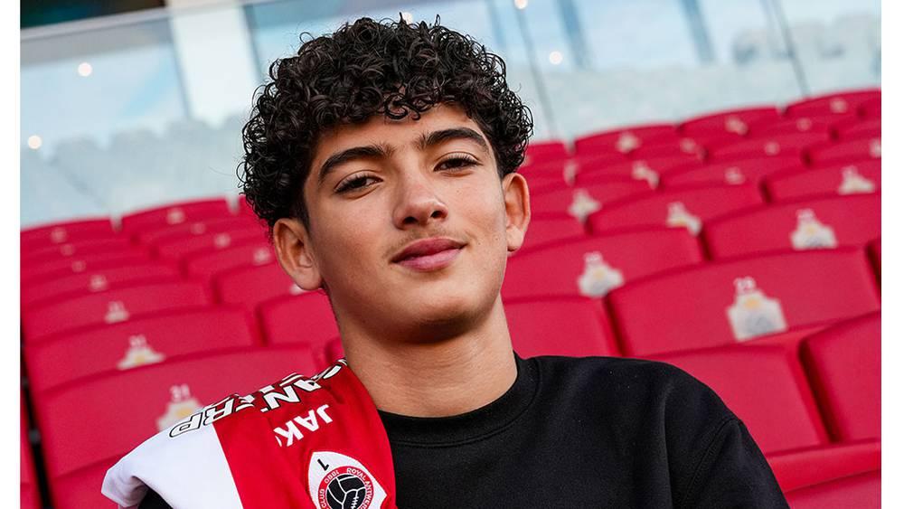 المغربي يوسف حمداوي (15 سنة) يوقع على أول عقد مع ناديه روايال أنتويرب البلجيكي