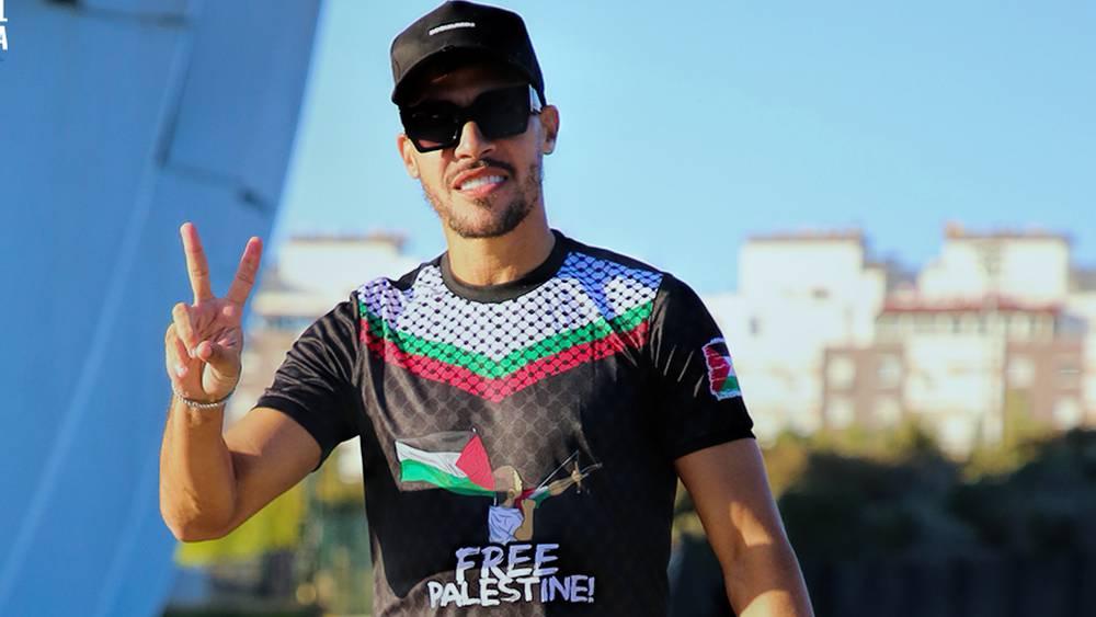 لاعبو اتحاد طنجة يتوجّهون إلى القنيطرة مُرتدين قميصاً يحمل عبارة "فلسطين حرة" والعلم الفلسطيني