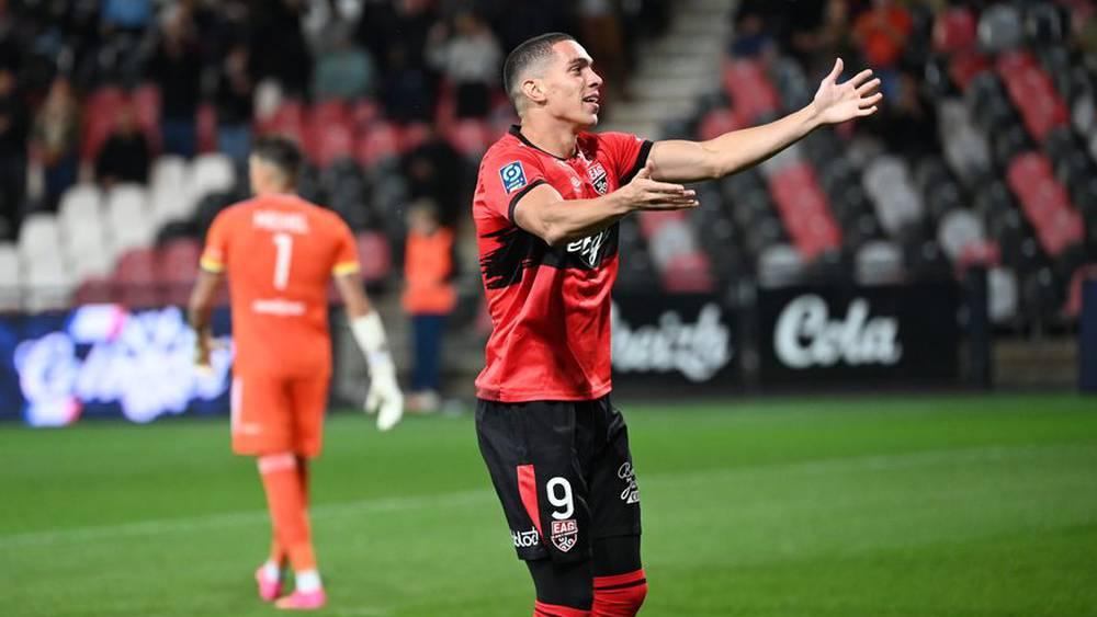 الوزاني يواصل تألقه بتسجيل هدف من ركلة حرة وقيادة فريقه غانغون للفوز على أوكسير (2-1) في الـ"ليغ 2"