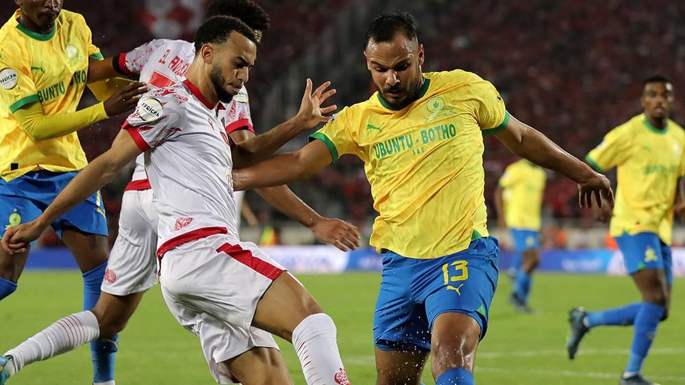 بوطويل: "شرف كبير أن أتوج كمغربي باللقب الأفريقي رفقة سان داونز ومباراة الموسم الماضي أمام الوداد علمتنا الكثير من الدروس"