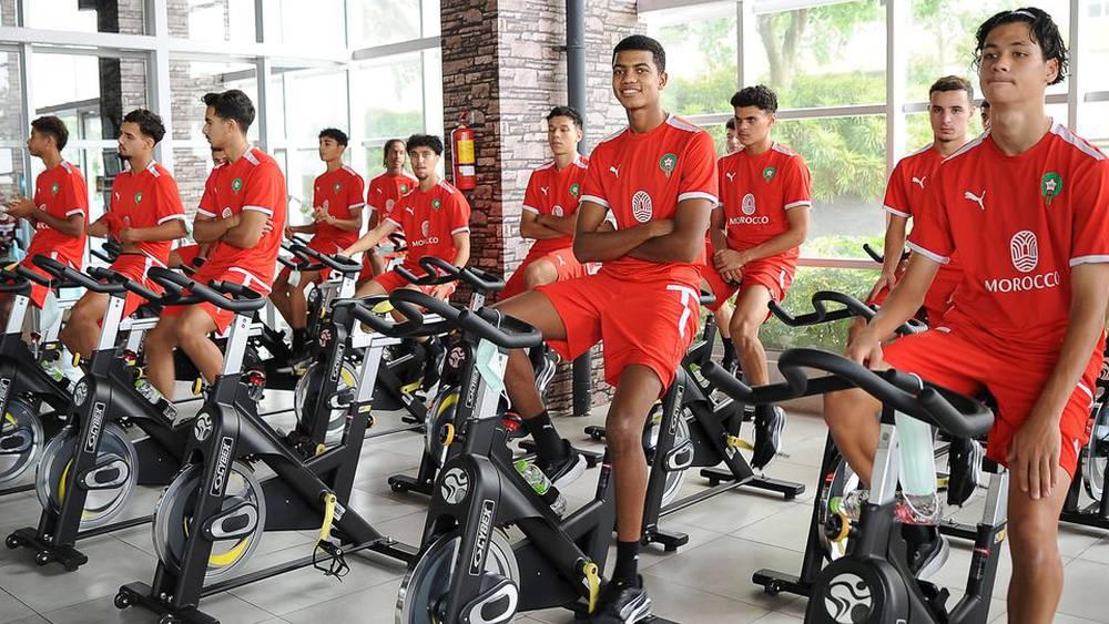 المنتخب المغربي لأقل من 17 سنة يُباشر تحضيراته لثمن نهائي المونديال بحصة في الصالة الرياضية