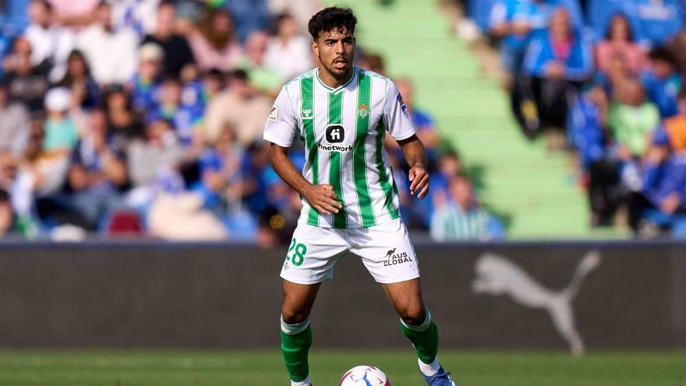 تقارير/ ريال بيتيس يدرس شراء عقد شادي رياض من برشلونة مقابل 3 مليون يورو