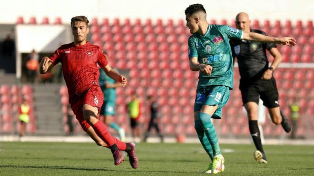 الحكم محمد حويدر يُدير مواجهة الرجاء الرياضي وشباب المحمدية والكربوبي في غرفة "الفار"