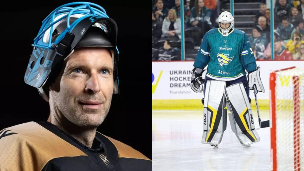 بيتر تشيك يخوض أول مباراة احترافية في "هوكي الجليد"