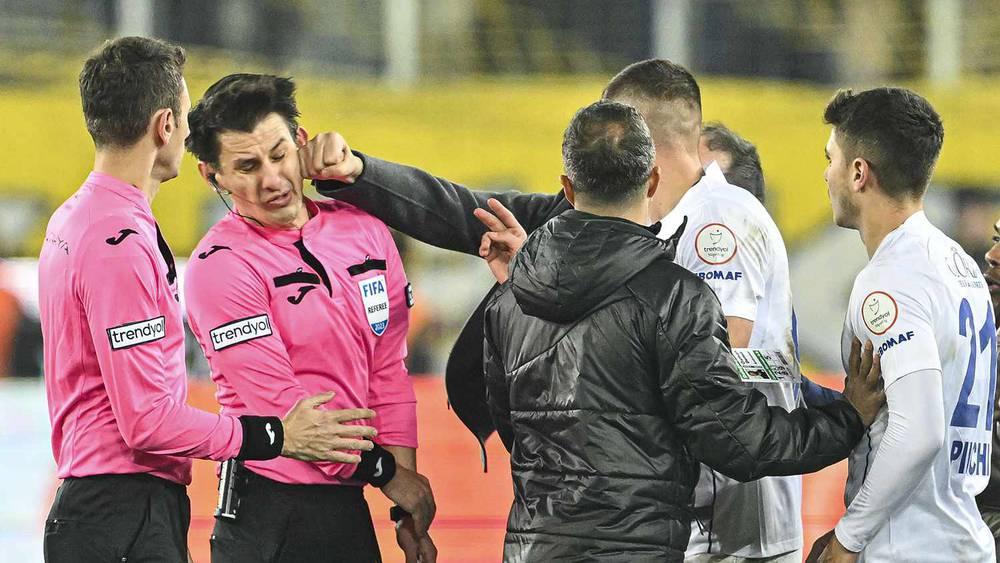 استئناف مباريات كرة القدم التركية بعد تعليقها بسبب واقعة "الاعتداء على حكم"