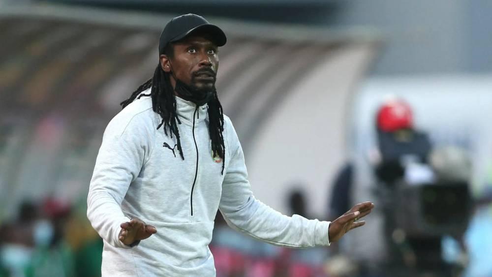 الاتحاد السنغالي يعلن تعافي مدرب منتخبه سيسي من المرض ومغادرة المهاجم "سيما" للإصابة