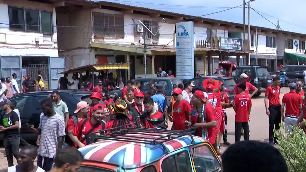 قبل ساعتين من "ضربة البداية".. الجماهير المغربية تتجه صوب ملعب "لوران بوكو" لمساندة "أسود الأطلس" أمام الكونغو الديمقراطية