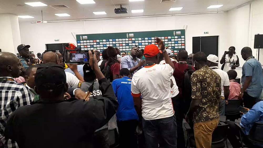 إشتباكات وملاسنات بين الإعلاميين السنغاليين والغينيين في المؤتمر الصحفي قبل مواجهة المنتخبين في "الكان"