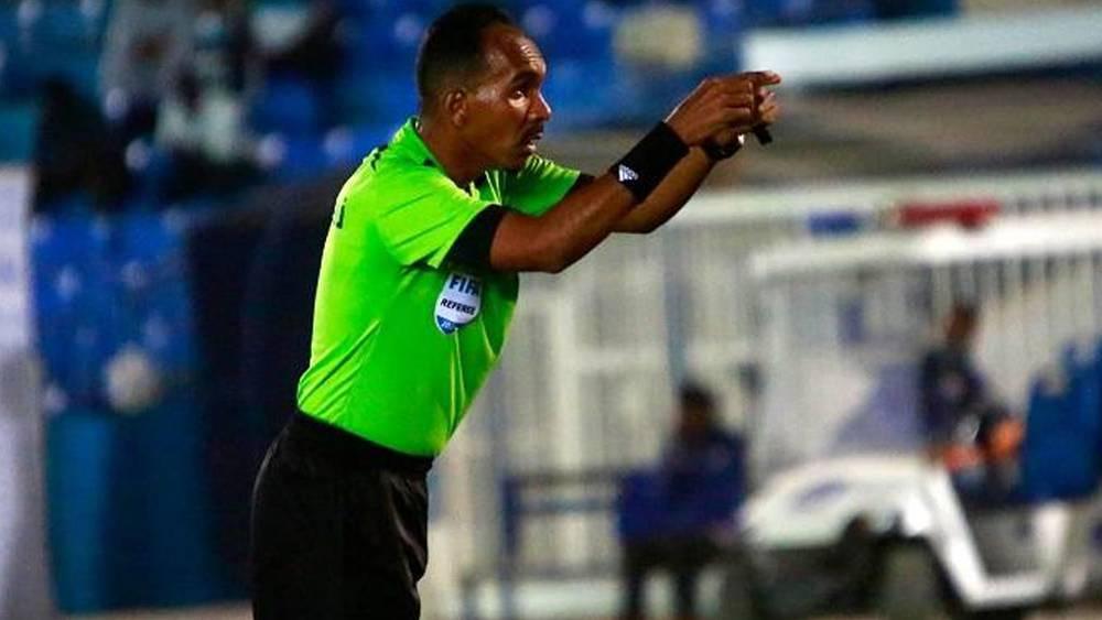 الحكم السوداني محمود علي إسماعيل يقود مباراة المنتخب المغربي أمام جنوب أفريقيا في ثمن نهائي "الكان"