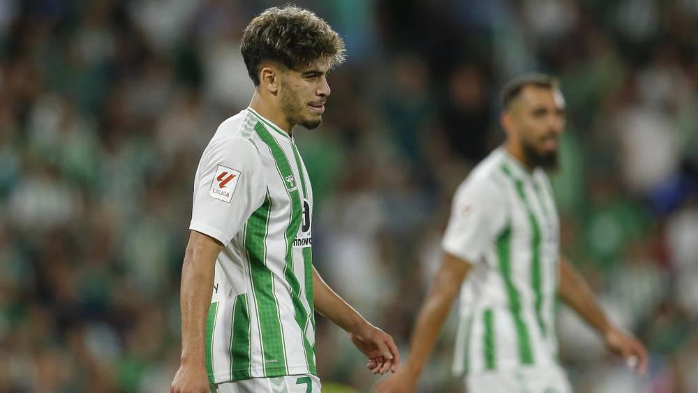 صحيفة "أس": "الزلزولي كان الرِّهان الأكبر لريال بيتيس في بداية الموسم لكنه عجز عن إقناع بيليغريني بسبب لعبه 'الفوضوي'"