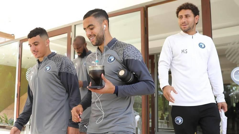 في حادث غريب.. سائق حافلة مازيمبي يتسبب في تكسير سيارات بعثة بيراميدز قبل مواجهتهما في عصبة الأبطال