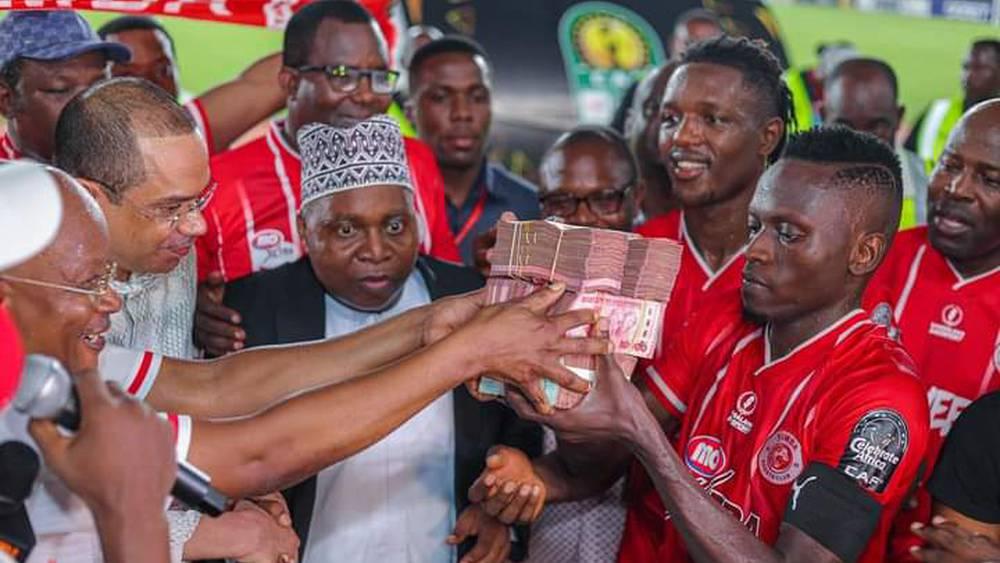 توزيع 181 ألف يورو على لاعبي سيمبا في الملعب بعد التأهل إلى ربع نهائي عصبة الأبطال