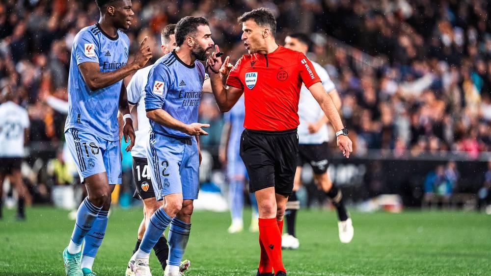 لجنة حكام الدوري الإسباني توقف الحكم "جيل مانزانو" بسبب قراراته في مباراة فالنسيا وريال مدريد