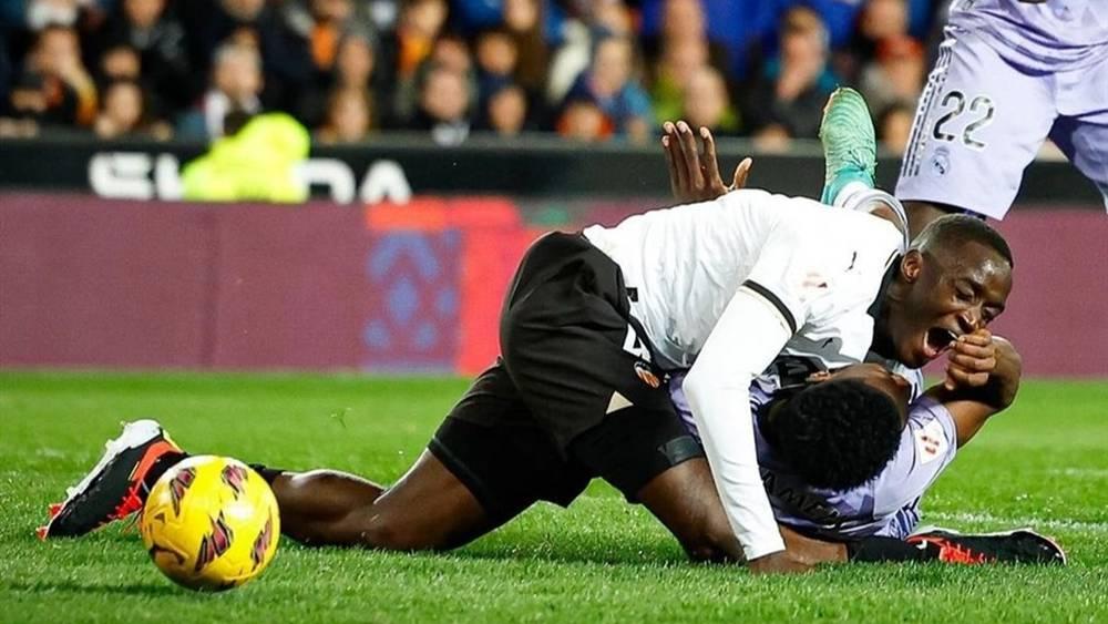 طبيب إسباني متخصّص: "هناك احتمال كبير ألا يلعب دياخابي كرة القدم مجددا وأول شيء هو أن يتمكن من المشي"