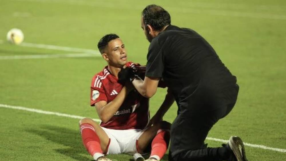 الإصابة تُعاود رضا سليم وتُغيِّبه عن مران الأهلي الجماعي لليوم الثلاثاء