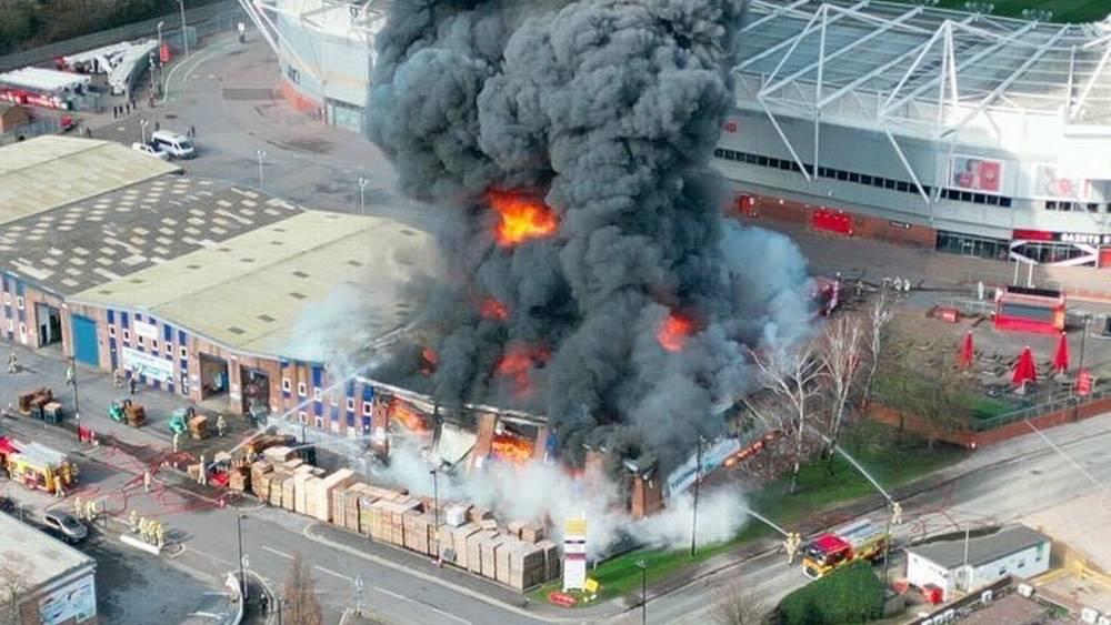 ساوثهامبتون يعلن تأجيل مباراته ضد بريستون بسبب اندلاع حريق مُهول بجانب ملعب "سانت ماري"