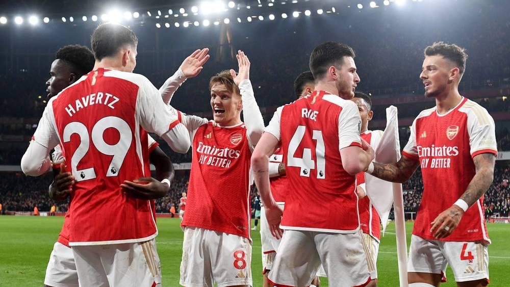 أرسنال يرتقي لصدارة "البريمير ليغ" في انتظار مباراة القمة بين ليفربول ومانشستر سيتي