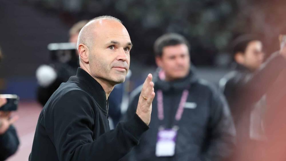 إنييستا: "تشافي شغوف ببرشلونة ويبحث عن مصلحة النادي لا مجده الشخصي"