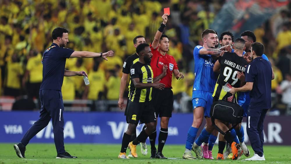 تقارير/ شجار حمد الله مع البليهي في مباراة الاتحاد والهلال على طاولة لجنة الانضباط بالاتحاد الآسيوي