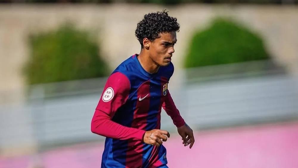 تشافي يُلحق "ابن رونالدينيو" بتداريب الفريق الأول لبرشلونة