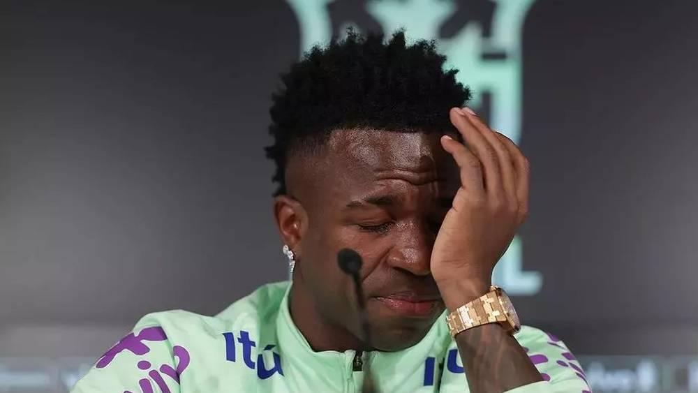 وزير الخارجية الإسباني يعلن تضامنه مع فينيسيوس ضد العنصرية