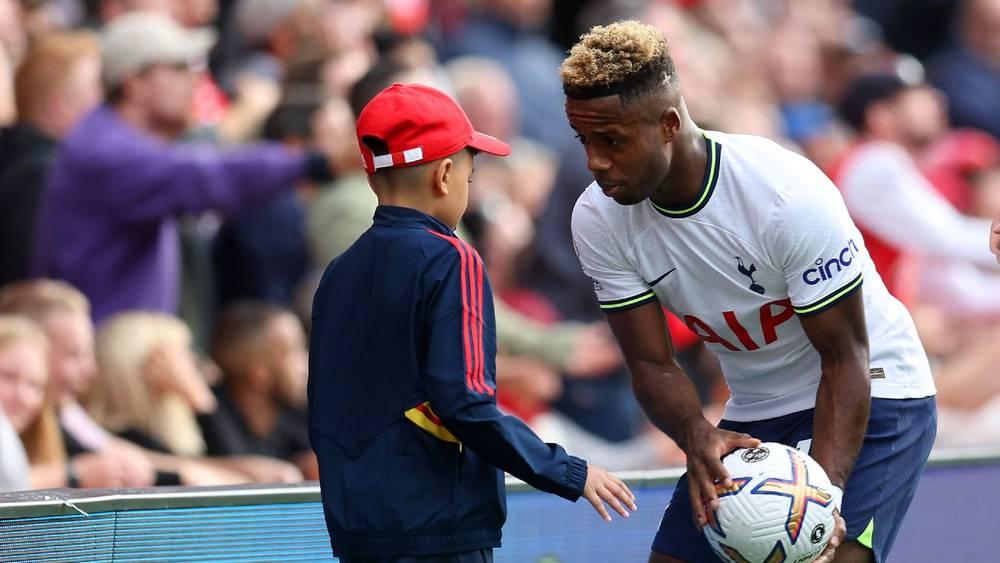 رابطة الدوري الإنجليزي تقرر منع "حاملي الكرات" من إعادة الكرات للاعبين