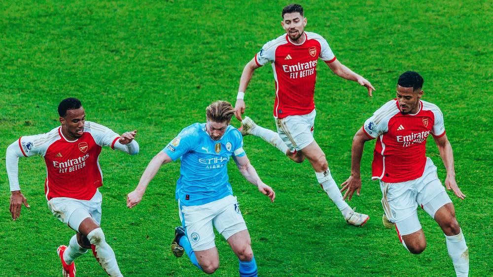 تعادل مانشستر سيتي وأرسنال يمنح ليفربول صدارة الدوري الإنجليزي