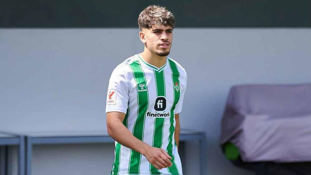 ريال بتيس يضع الزلزولي ضمن قائمة المرشحين لمغادرة الفريق بعد نهاية الموسم