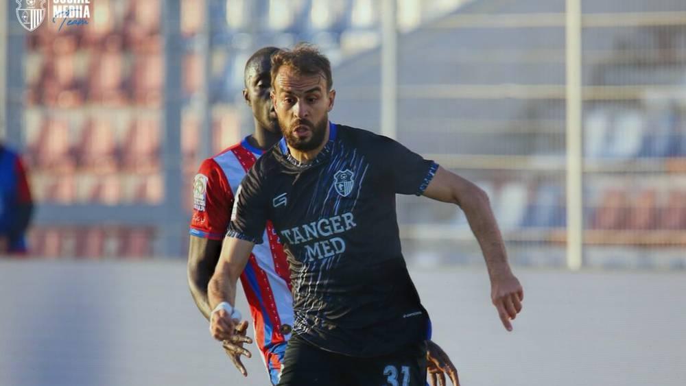 الجزائري وليد بنشريفة يتلقى "البطاقة الحمراء" بعد نهاية "ديربي الشمال" أمام المغرب التطواني