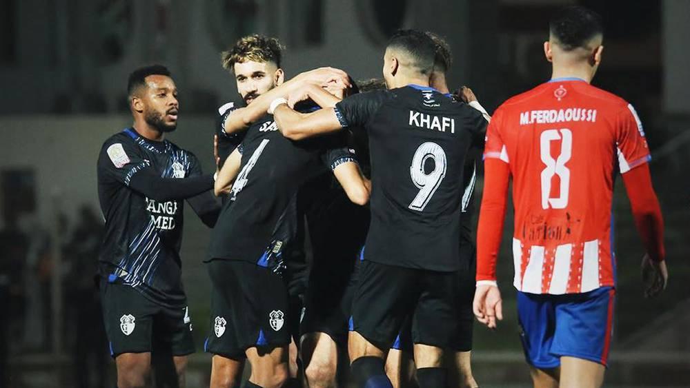 أنس لمرابط نائب رئيس اتحاد طنجة يتعرض للرشق بقنينات المياه من طرف لاعبي الفريق داخل مستودع الملابس بعد نهاية "ديربي الشمال"