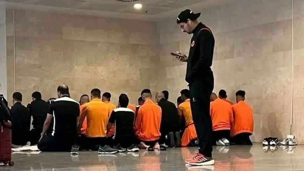 بسبب خريطة المملكة الموجودة على القمصان.. تفاصيل معاناة بعثة نهضة بركان في مطار هواري بومدين بالجزائر