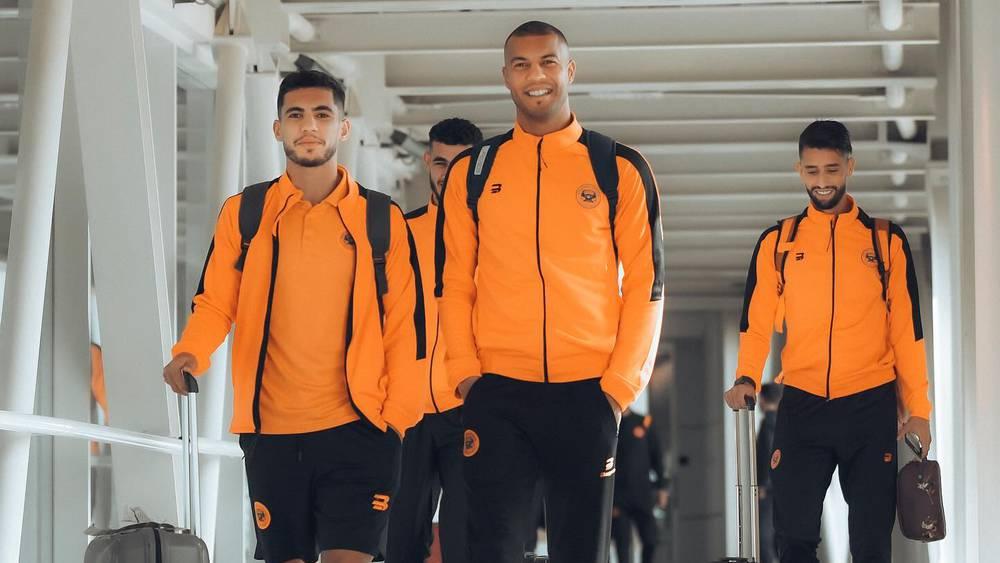 مسؤولو نهضة بركان يرفضون مقترح السلطات الجزائرية بإخفاء الخريطة المغربية من على قمصان الفريق للسماح لهم بمغادرة المطار