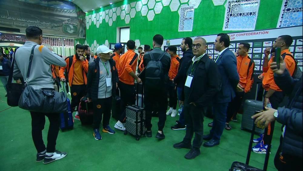 لاعبو نهضة بركان يغادرون ملعب "5 جويلية" بعد إلغاء مباراة اتحاد العاصمة