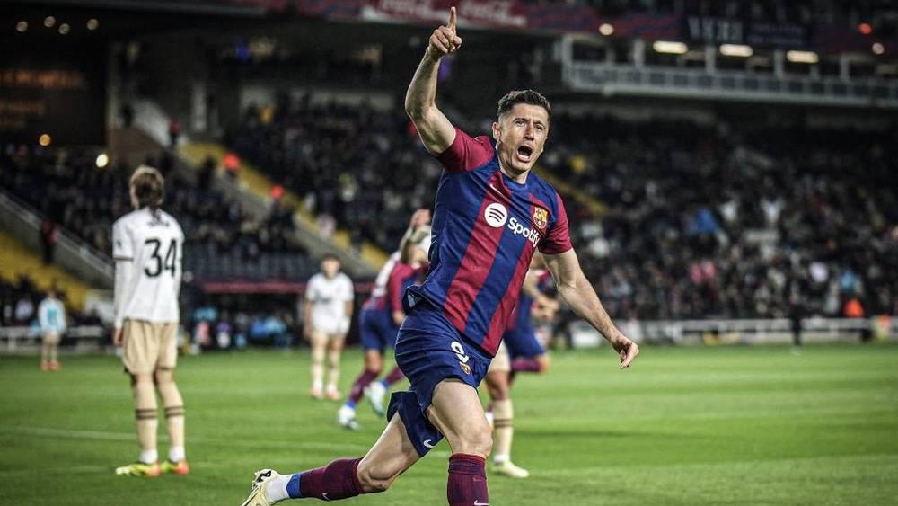 ليفاندوفسكي يقود برشلونة للفوز على فالنسيا (4-2)