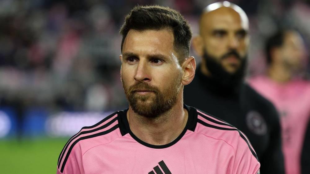 نجم المنتخب الأمريكي السابق يرد على مشجع قال: "ميسي يظهر مدى ضعف الدوري الأمريكي"