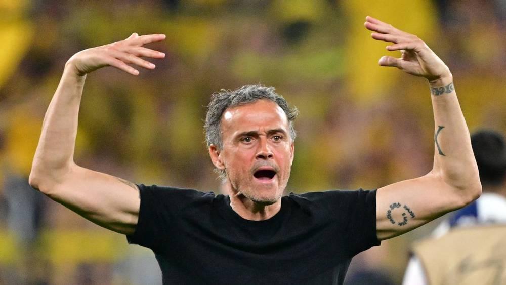 صحفي يثير غضب إنريكي بعد وصفه إقصاء سان جيرمان من دوري الأبطال بـ"الفشل": "لنمر للسؤال الموالي لتفادي المشاكل"