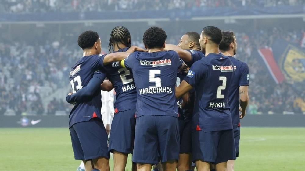 حكيمي يتوج رفقة باريس سان جيرمان بكأس فرنسا بعد الفوز على أولمبيك ليون (2-1)