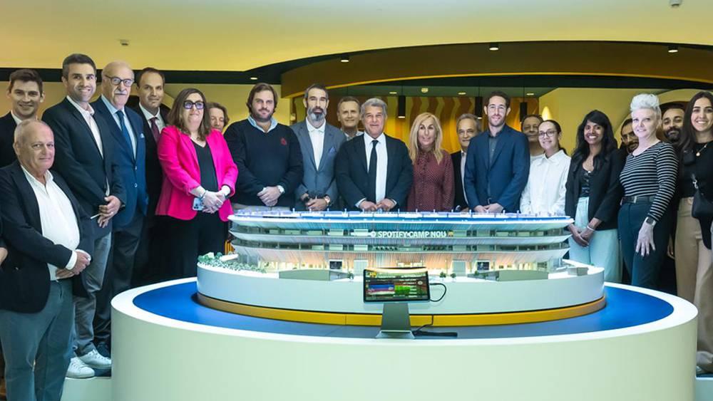 وفد من مسؤولي تنظيم "مونديال 2030" يقومون بزيارة تفقدية لتقدم الأشغال في "الكامب نو"