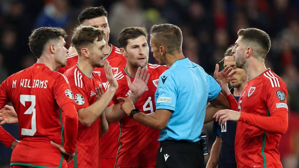 "ممنوع" التحدث مع الحكم.. "اليويفا" يقوم بتجريب قانون القائد هو من يتحدث مع الحكم في "يورو 2024"