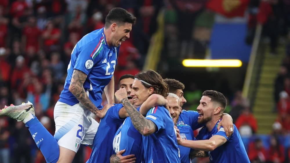 إيطاليا تبدأ رحلة الدفاع عن اللقب بهزم ألبانيا (2-1) في مباراة شهدت تسجيل "أسرع هدف" في تاريخ "اليورو"