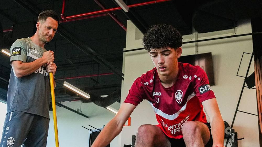 روايال أنتويرب البلجيكي يُصعِّد المغربي يوسف حمداوي (16 سنة) إلى الفريق الأول