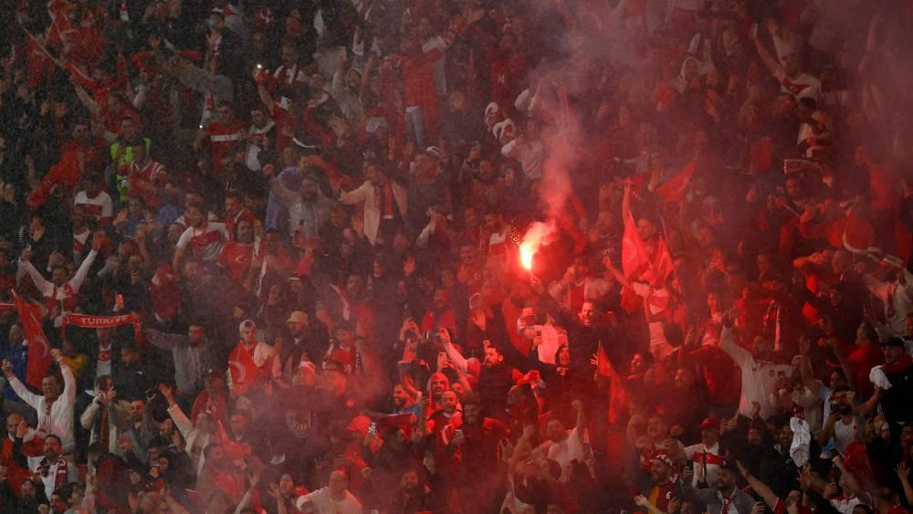 "يورو 2024"/ إصابة جندي في صدام بين الشرطة وآلاف الأتراك