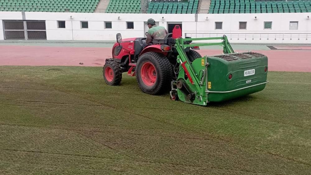انطلاق أعمال صيانة عشب ملعب أكادير الكبير بعد نهاية الموسم