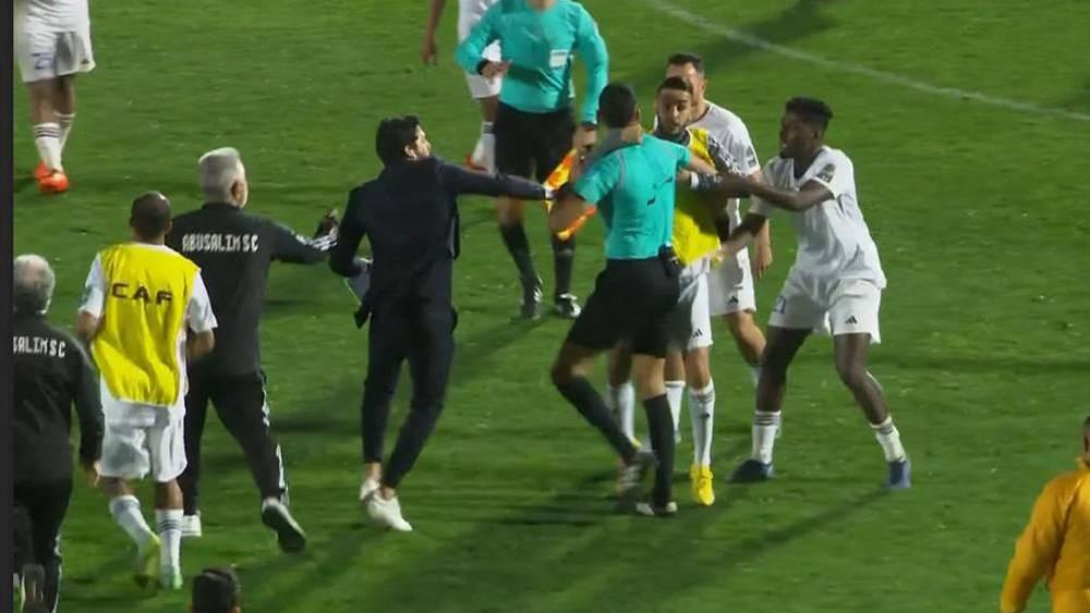 "الكاف" يفرض غرامة مالية على نهضة بركان وأبو سليم ويوقف اللاعب العباني لـ8 مباريات على خلفية أحداث مباراة الفريقين في كأس الكونفدرالية