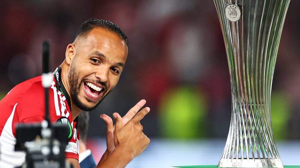 أولمبياكوس مُودعا العربي: "جِئت إلى أولمبياكوس كلاعب كُرة قدم عظِيم وستترُك نادينا كَأسطُورة"