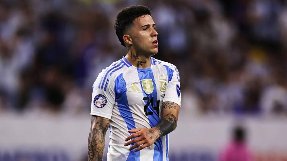 "الفيفا" يفتح تحقيقاً مع منتخب الأرجنتين بسبب الهتافات "العنصرية" ضد لاعبي فرنسا