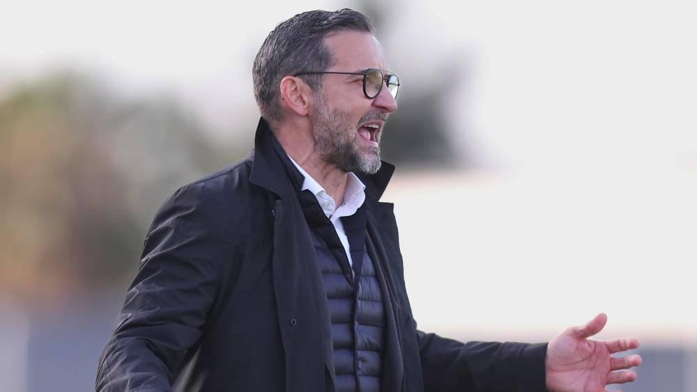 زينباور: "لازلت مدربا للرجاء وآسف جدًا لرئيسنا الذي اعتقلته السلطات أثناء محاولته زيارتي"