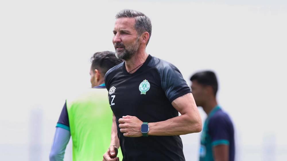 بعد تكذيبه خبر مغادرته للفريق.. 48 ساعة أمام زينباور للالتحاق بتجمع الرجاء استعدادا للموسم المقبل