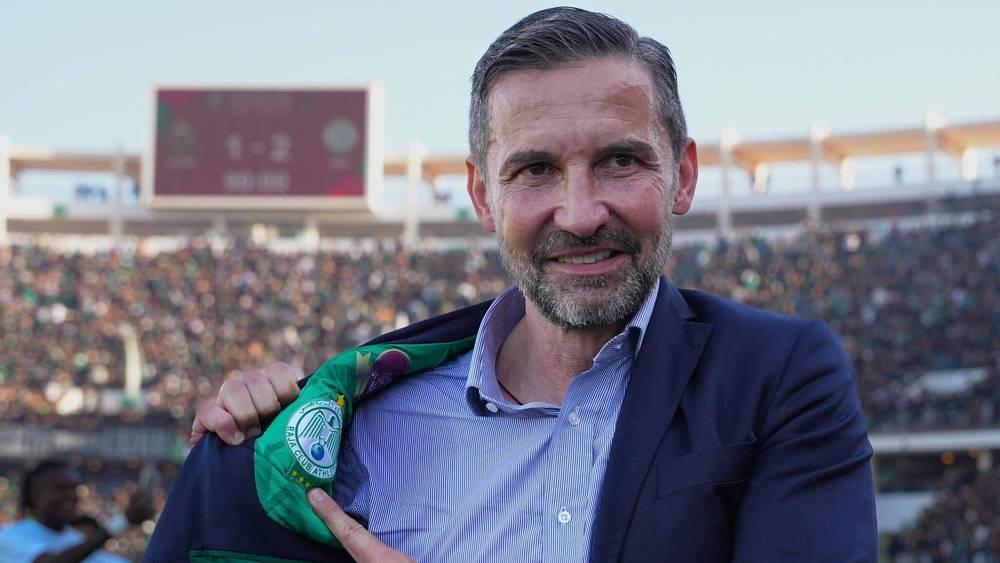 إتفاق نهائي بين الرجاء وزينباور على فك الارتباط بعد أداء المدرب الألماني للشرط الجزائي